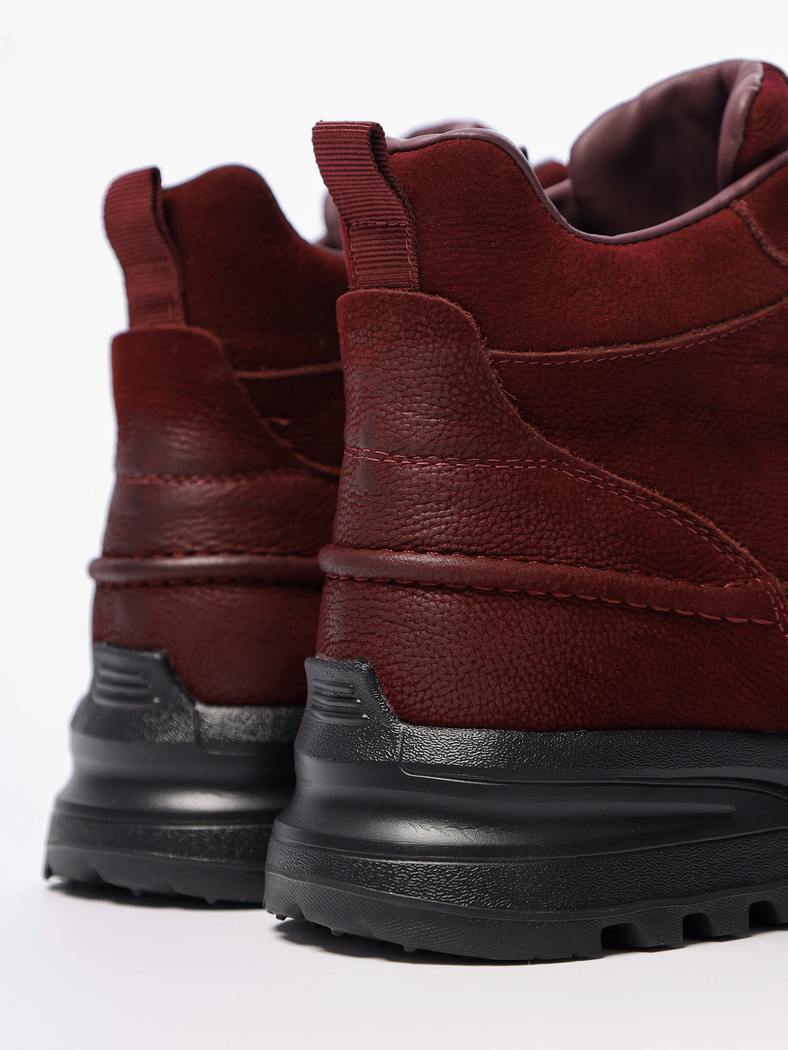 Кроссовки бордового цвета на рельефной подошве